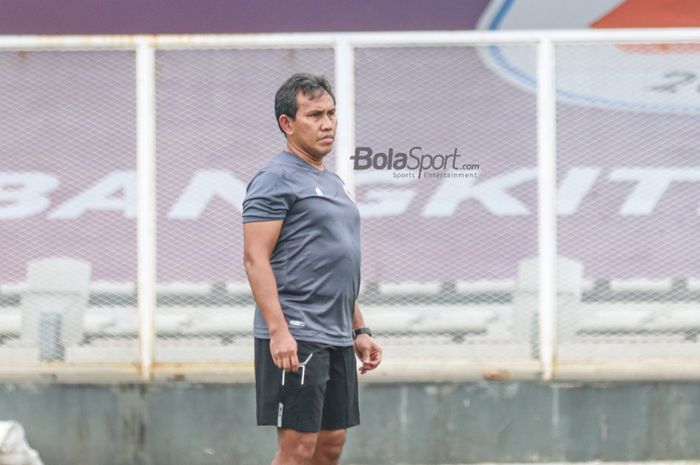 Bima Sakti turut ikut serta memantau dalam pemusatan latihan timnas Indonesia di Stadion Madya, Senayan, Jakarta, 10 November 2021.