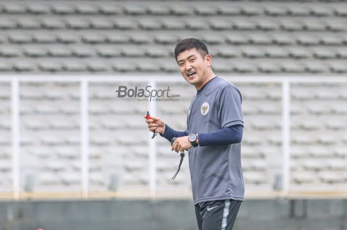 Asisten pelatih timnas Indonesia, Shin Sang-gyu, nampak sedang memberikan arahan kepada para pemainnya di Stadion Madya, Senayan, Jakarta, 10 November 2021.