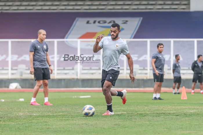 Marckho Sandy Meraudje sedang menguasai bola dalam pemusatan latihan timnas Indonesia di Stadion Madya, Senayan, Jakarta, 10 November 2021.