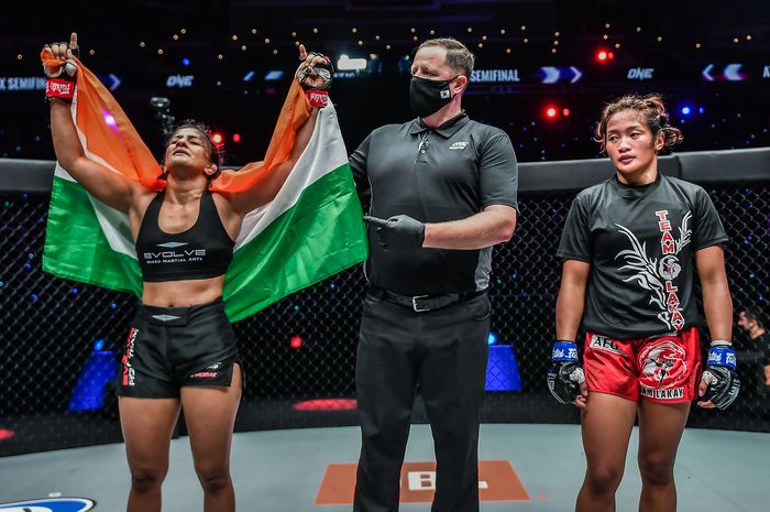 Petarung ONE Championship asal India, Ritu Phogat (kiri), akan menghadapi Stamp Fairtex di final Grand Prix Atomweight pada 3 Desember 2021.