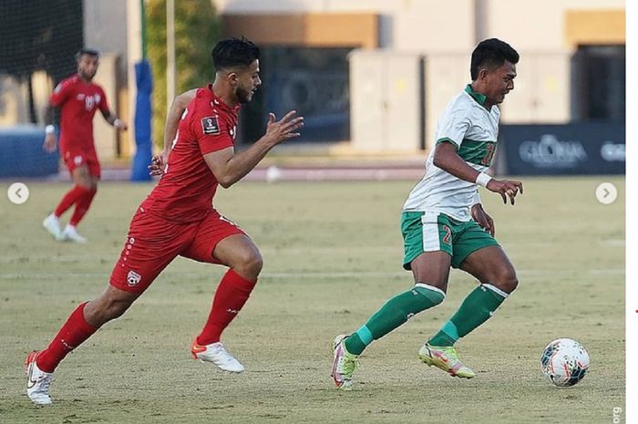 Striker Timnas Indonesia Dedik Setiawan (kanan) gagal mencetak gol dalam uji coba versus Afghanistan di Antalya, Turki, Selasa (16/11/2021) malam WIB.