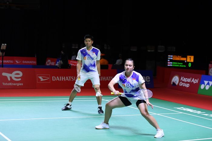 Pasangan ganda campuran Praveen Jordan/Melati Daeva Oktavianti saat bertanding melawan wakil India, Dhruv Kapila/Reddy N Sikki, pada babak kesatu Indonesia Masters 2021 di Bali International Convention Centre &amp; Westin Resort, Nusa Dua, Bali, Rabu (17/11/2021).