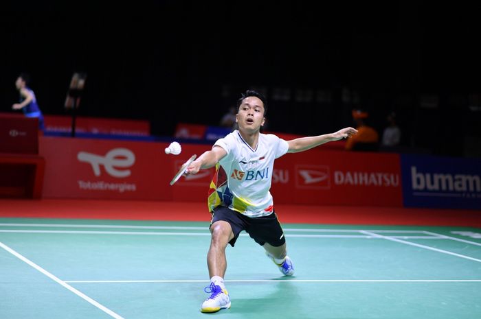 Pemain tunggal putra Indonesia, Anthony Sinisuka Ginting, saat bertanding melawan Kunlavut Vitidsarn (Thailand) pada babak kesatu Indonesia Masters 2021 di Bali International Centre &amp; The Westin Resort, Nusa Dua, Bali, Rabu (17/11/2021).