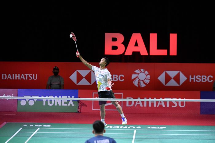 Pemain tunggal putra Indonesia, Anthony Sinisuka Ginting, saat bertanding melawan Kunlavut Vitidsarn (Thailand) pada babak kesatu Indonesia Masters 2021 di Bali International Centre &amp; The Westin Resort, Nusa Dua, Bali, Rabu (17/11/2021).