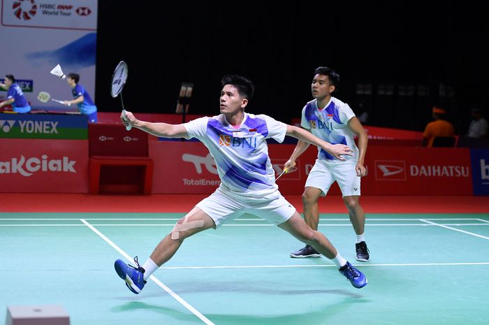 Pasangan ganda putra, Pramudya Kusumawardana/Yeremia Erich Yoche Yacob Rambitan, saat bertanding melawan Vladimir Ivanov/Ivan Sozonov (Rusia) di babak 32 besar turnamen Indonesia Masters 2021 yang digelar di Bali International Centre, Nusa Dua, Bali, Rabu (17/11/2021).