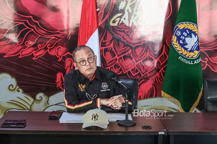 Ketua Komisi Disiplin PSSI, Erwin Tobing, sedang memberikan keterangan kepada awak media di Kantor PSSI, Senayan, Jakarta, 18 November 2021.