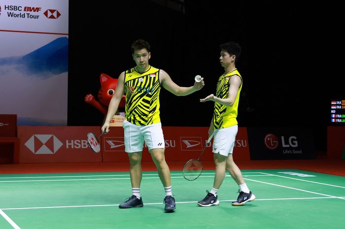 Pasangan ganda putra Indonesia, Marcus Fernaldi Gideon/Kevin Sanjaya Sukamuljo, memetik kemenangan pada babak kedua Indonesia Masters 2021 di Bali International Convention Centre, Bali, 18 November 2021.