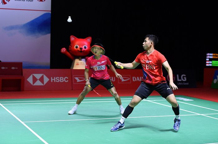 Aksi pasangan ganda putra Indonesia, Sabar Karyaman Gutama/Moh Reza Pahlevi Isfahani, pada babak kedua Indonesia Masters 2021 di Bali International Convention Centre, Bali, 18 November 2021.