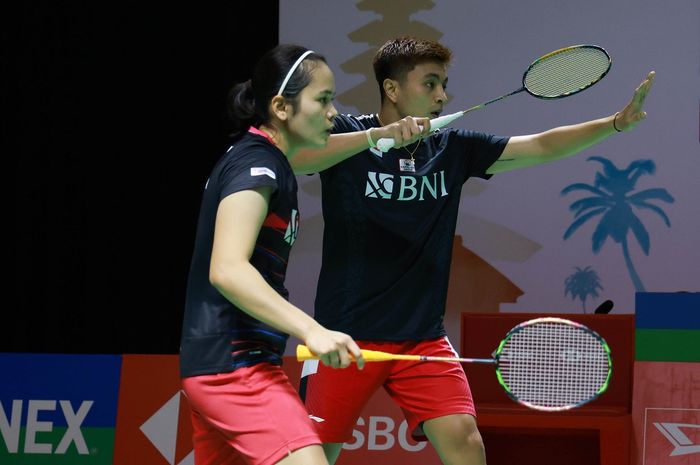 Pasangan ganda campuran Indonesia, Zachariah Josiahno Sumanti/Hediana Julimarbela, saat tampil pada babak kedua Indonesia Masters 2021 di Bali International Convention Centre, Bali, 18 November 2021.