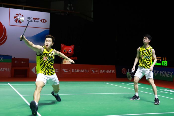 Pasangan ganda putra Indonesia, Marcus Fernaldi Gideon/Kevin Sanjaya Sukamuljo, pada babak kedua Indonesia Masters 2021 di Bali International Convention Centre, Kamis (18/11/2021).