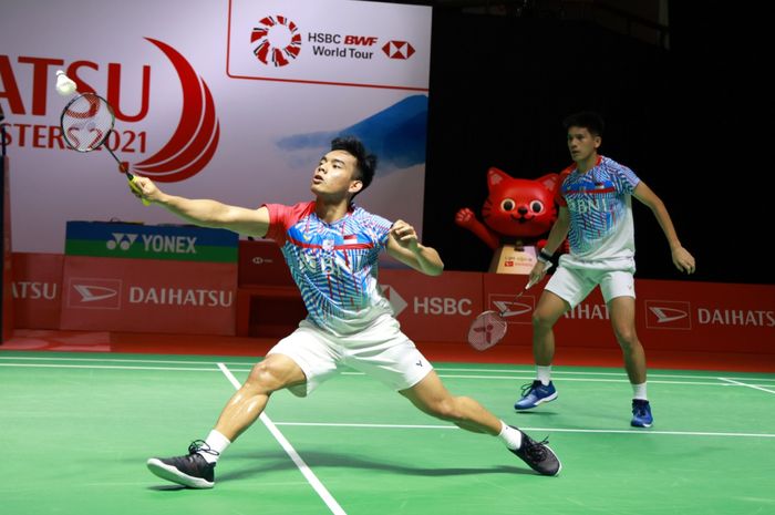 Pasangan ganda putra, Pramudya Kusumawardana/Yeremia Yeremia Erich Yoche Yacob Rambitan saat tampil pada babak 16 besar turnamen Indonesia Masters 2021 yang digelar di Bali International Convention Centre, Nusa Dua, Bali, Kamis (18/11/2021).