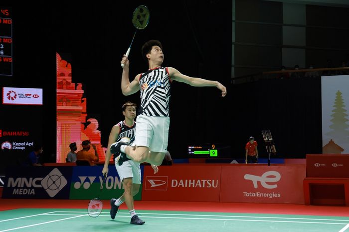 Aksi pasangan ganda putra Indonesia, Marcus Fernaldi Gideon-/Kevin Sanjaya Sukamuljo, pada perempat final Indonesia Masters 2021 di Bali International Convention Centre, Bali, 19 November 2021.