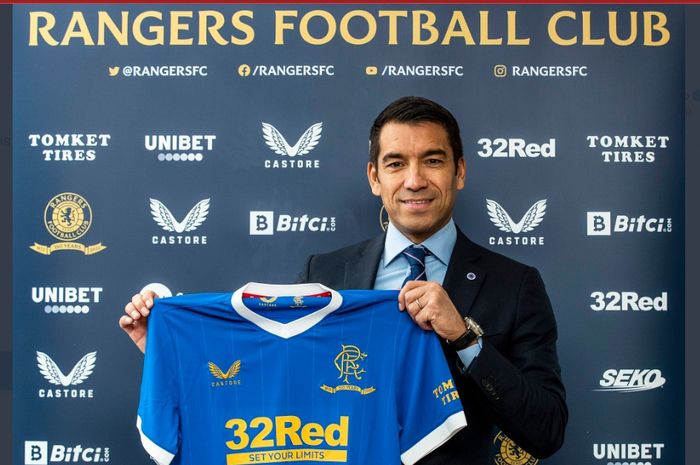 Pelatih keturunan Indonesia, Giovanni van Bronckhorst, resmi menangani Rangers dan menjadi penerus legenda Liverpool, Steven Gerrard.