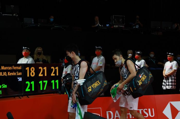 Pasangan ganda putra Indonesia, Marcus Fernaldi Gideon/Kevin Sanjaya Sukamuljo, meninggalkan lapangan setelah memenangi pertandingan semifinal Indonesia Masters 2021 di Bali International Convention Centre, Bali, 20 November 2021.