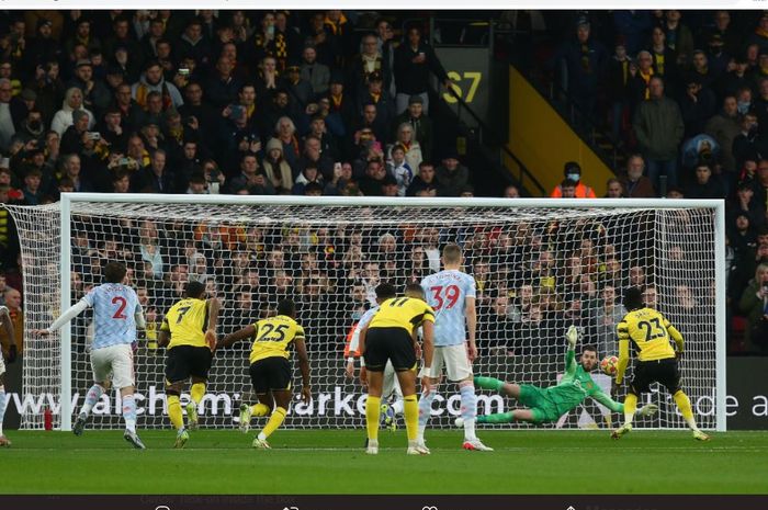 Kiper Manchester United, David de Gea, menggagalkan penalti penyerang Watford, Ismaila Sarr, pada pekan ke-12 Liga Inggris 2021-2022, Sabtu (20/11/2021).