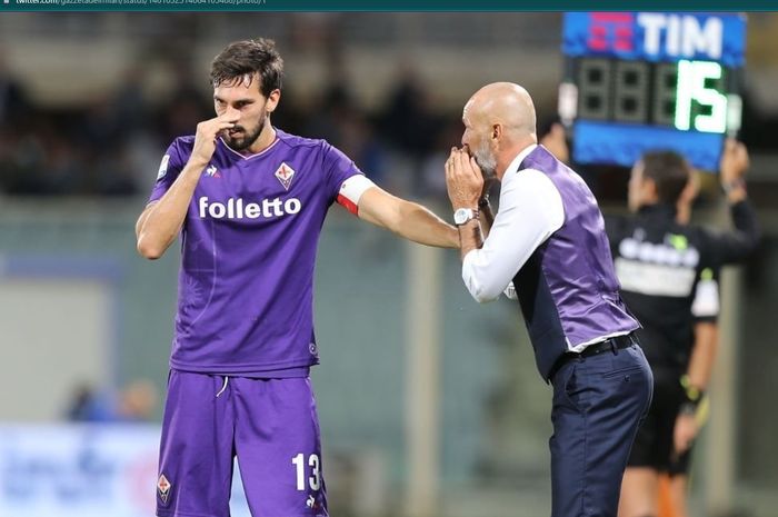 Stefano Pioli memberikan instruksi kepada mendiang Davide Astori sewaktu membesut Fiorentina.