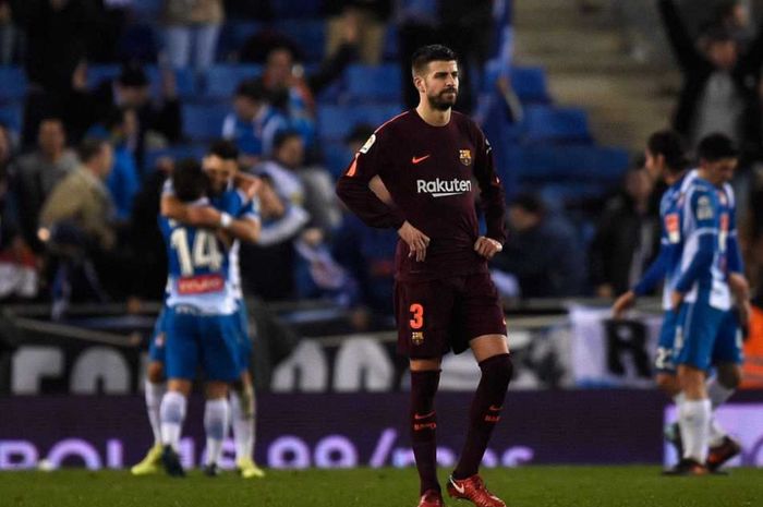 Momen Gerard Pique saat Barcelona bermain imbang 1-1 melawan Espanyol pada Liga Spanyol 2017-2018.