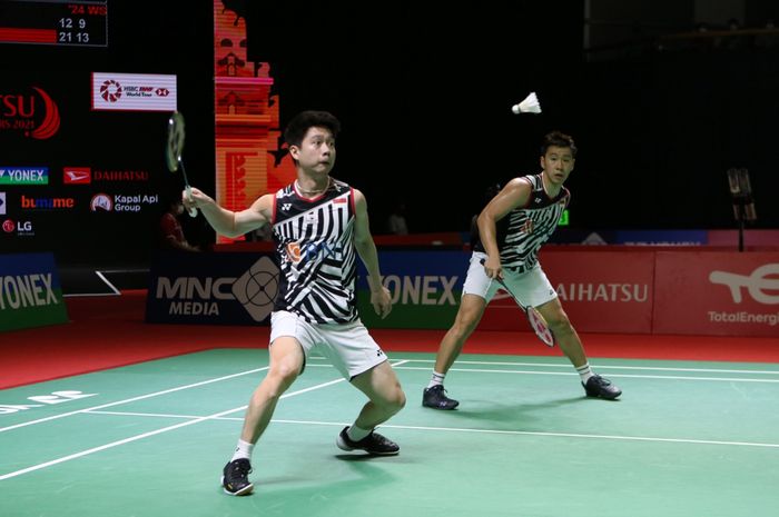 Pasangan ganda putra Indonesia, Marcus Fernaldi Gideon/Kevin Sanjaya Sukamuljo, pada perempat final Indonesia Masters 2021 di Bali International Convention Centre, Nusa Dua, Jumat (19/11/2021).