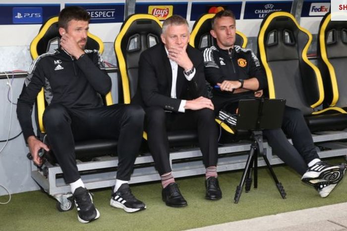 Ole Gunnar Solskjaer (tengah) bersama dua asistennya di Manchester United.