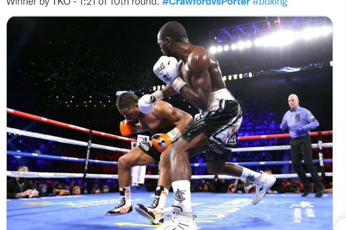 Aksi Terence Crawford saat melawan Shawn Porter, Minggu (21/11/2021)