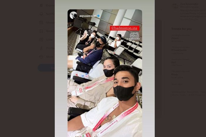 Beberapa influencer mengunggah konten di media sosial mereka saat menonton gelaran Indonesia Masters 2021 Bali International Convention Center, Nusa Dua, Badung, Bali, di antaranya adalah  atlet jetski Indonesia, Aqsa Sutan Aswar yang menggunakan kalung berlabel tamu VIP.