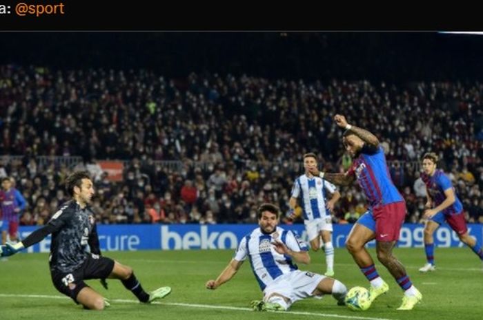 Momen Memphis Depay dijatuhkan di dalam kotak terlarang pada laga Barcelona versus Espanyol.