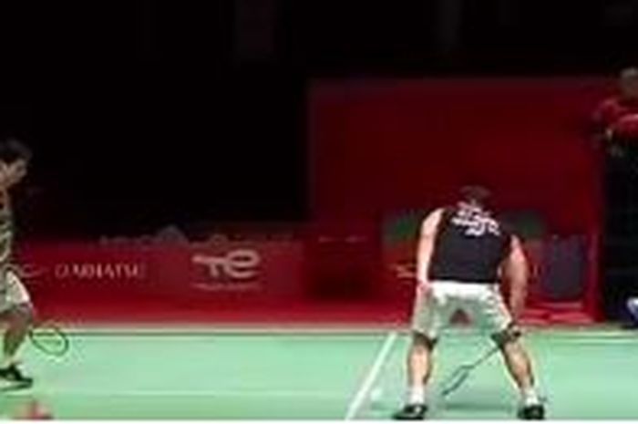 Insiden hawk-eye yang menimpa pasangan Indonesia, Marcus Fernaldi Gideon/Kevin Sanjaya Sukamuljo saat pertandingan melawan Ong Yew Sin/Teo Ee Yi (Malaysia), di Bali International Convention Centre, Bali, Sabtu (20/11/2021). 