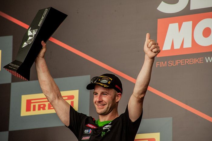 Pembalap Kawasaki Racing Team, Jonathan Rea, setelah memenangi race 1 WSBK Indonesia di Sirkuit Mandalika, NTB, 21 November 2021.