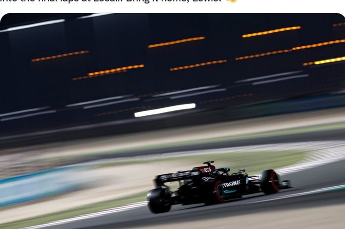 Aksi pembalap Mercedes, Lewis Hamilton, pada balapan Formula 1 GP Qatar di Sirkuit Losail, Qatar, 21 November 2021.