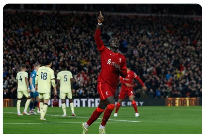 Selebrasi striker Liveprool, Sadio Mane, usai menjebol gawnag Arsenal.