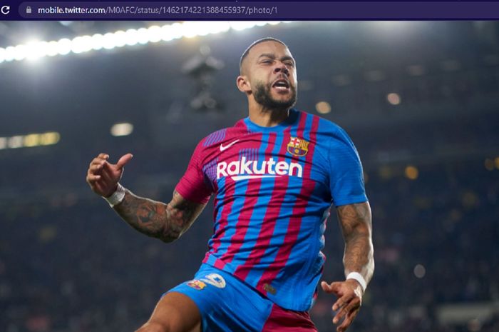 Striker Barcelona, Memphis Depay, merayakan gol ke gawang Espanyol dalam laga pekan ke-14 Liga Spanyol 2021-2022 di Stadion Camp Nou, Sabtu (20/11/2021) waktu setempat atau Minggu pukul 03.00 WIB.