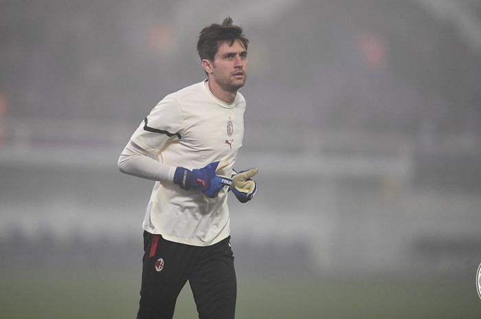 Kiper AC Milan, Ciprian Tatarusanu, saat melakukan pemanasan sebelum laga melawan Fiorentina di Liga Italia, Minggu (21/11/2021) WIB di Artemio Franchi.