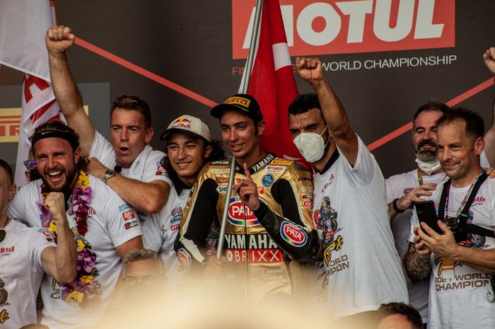 Selebrasi pembalap Pata Yamaha, Toprak Razgatlioglu usia menjadi juara dunia WSBK 2021, Sirkuit Mandalika, Lombok, Indonesia, Minggu (21/11/2021)