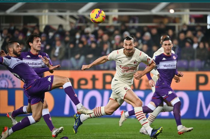 Momentum Zlatan Ibrahimovic cetak gol kedua bagi AC Milan dalam laga melawan Fiorentina.