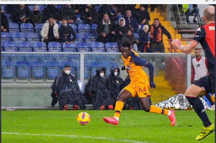 Debut legenda AC Milan dihancurkan oleh bocah berusia 18 tahun setelah AS Roma berhasil membenamkan Genoa di Liga Italia 2021-2022.