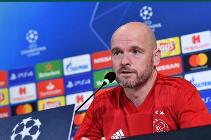 Erik Ten Hag turut dibidik Manchester United guna menggantikan posisi Ole Gunnar Solskjaer.