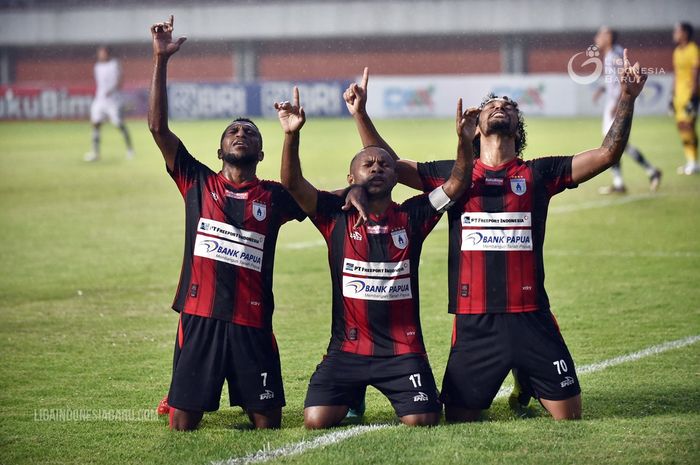 Para pemain Persipura Jayapura merayakan gol ke gawang Tira Persikabo, Senin (23/11/2021)