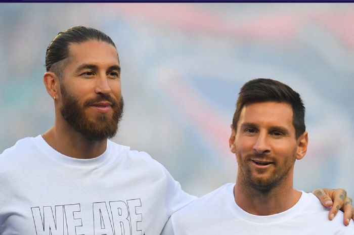 Sergio Ramos dan Lionel Messi saling merangkul saat di PSG. Ramos kini berpeluang bereuni dengan Messi di Inter Miami atau susul Cristiano Ronaldo ke Arab Saudi pada bursa transfer musim panas 2023.