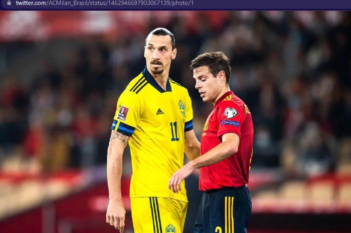 Zlatan Ibrahimovic (kiri) dan Cesar Azpilicueta dalam laga terakhir Grup B Kualifikasi Piala Dunia 2022 antara timnas Swedia dan timnas Spanyol di Stadion La Cartuja, Sevilla, 14 November 2021. 