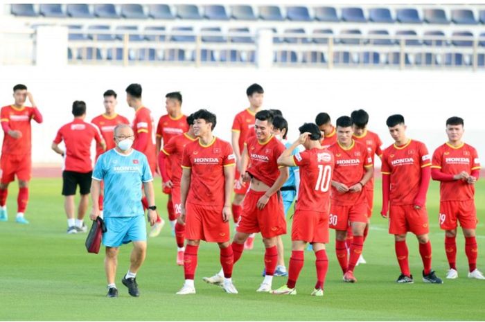 Park Hang-seo memimpin anak-anak asuhnya berlatih di Ba Ria, Vung Tau, Vietnam. Sementara Timnas Indonesia masih berlatih di Antalya, Turki.