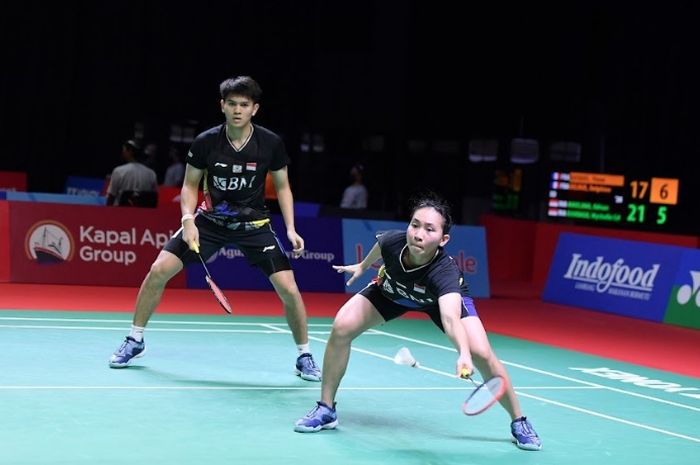 Pasangan ganda campuran, Adnan Maulana/Mychelle Chrystine Bandaso, saat tampil pada babak 32 besar turnamen Indonesia Open 2021 di Bali International Convention Centre, Nusa Dua, Bali, Selasa (23/11/2021).