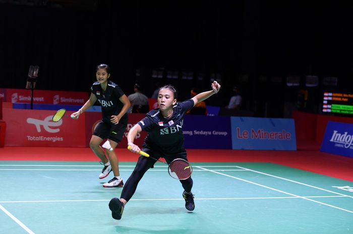 Pasangan ganda putri Indonesia, Febriana Dwipuji Kusuma/Amalia Cahaya Pratiwi, saat tampil pada babak pertama Indonesia Open 2021 di The Westin Resort, Nusa Dua, Bali, Selasa (23/11/2021).