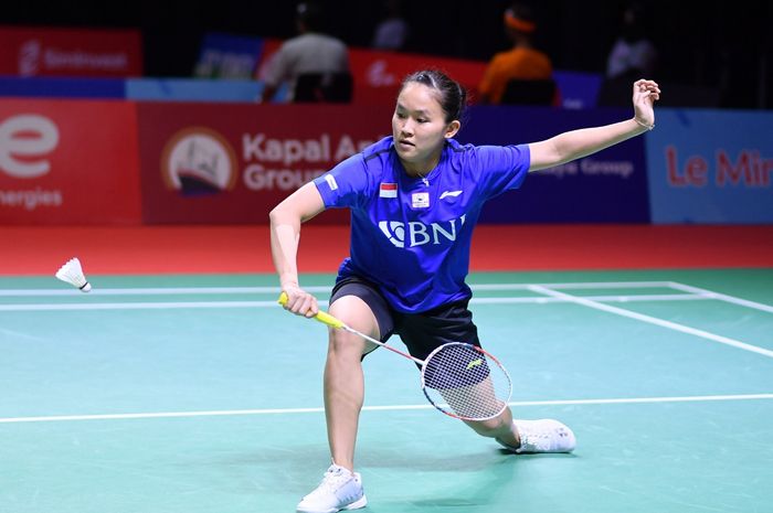 Pebulu tangkis tunggal putri Indonesia, Ruselli Hartawan, saat bertanding melawan pemain Korea Selatan, An Se-young, pada babak kesatu Indonesia Open 2021 di Bali International Convention Centre &amp; Westin Resort, Nusa Dua, Bali, Senin (23/11/2021).