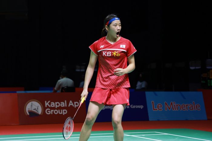 Pebulu tangkis tunggal putri Korea Selatan, An Se-young, saat bertanding melawan wakil tuan rumah, Ruselli Hartawan, pada babak kesatu Indonesia Open 2021 di Bali International Convention Centre &amp; Westin Resort, Nusa Dua, Bali, Senin (23/11/2021).