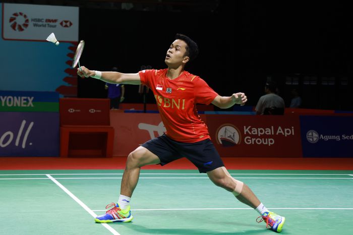 Pebulu tangkis tunggal putra Indonesia, Anthony Sinisuka Ginting, saat bertanding melawan wakil Prancis, Christo Popov, pada babak pertama Indonesia Open 2021 di Bali International Convention Centre &amp; Westin Resort, Nusa Dua, Bali, Rabu (24/11/2021).