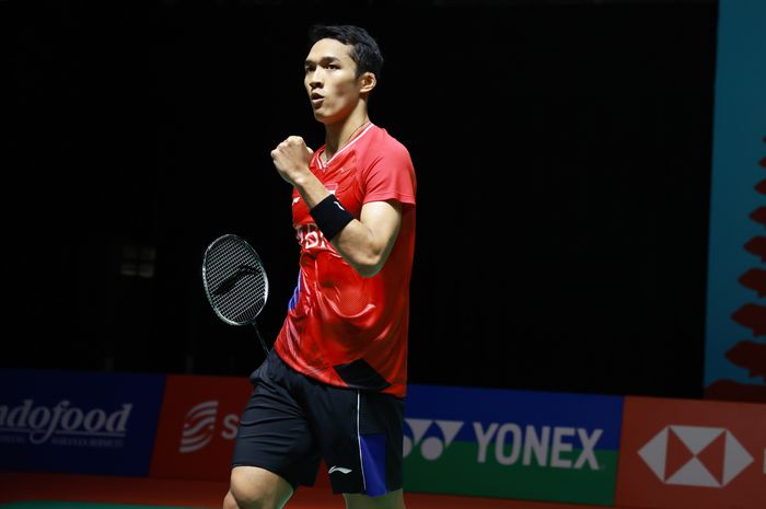 Pebulu tangkis tunggal putra Indonesia, Jonatan Christie, saat bertanding melawan wakil Malaysia, Liew Daren, pada babak pertama Indonesia Open 2021 di Bali International Convention Centre &amp; Westin Resort, Nusa Dua, Bali, Rabu (24/11/2021).