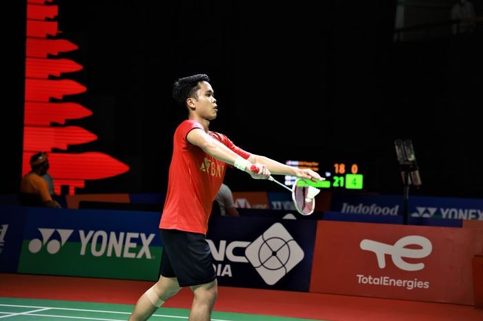 Pemain tunggal putra Indonesia, Anthony Sinisuka Ginting, saat tampil pada babak pertama Indonesia Open 2021 di Bali International Convention Centre &amp; The Westin Resort, Nusa Dua, Bali, Rabu (24/11/2021).