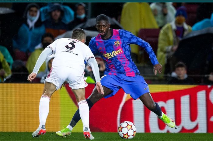 Momen duel Ousmane Dembele dengan bek Benfica pada laga di Camp Nou di pekan kelima Liga Champions 2021-2022.