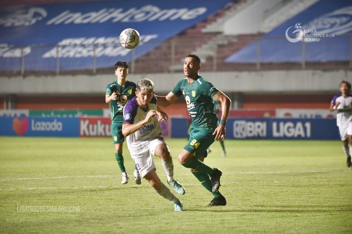 Bek Persita, Kevin Gomes (tengah) berebut bola dengan striker Persebaya, Jose Wilkson.