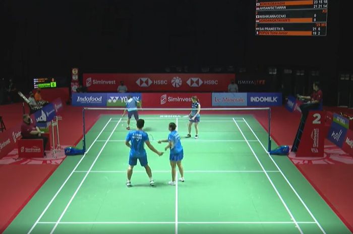 Tos raket antara Praveen Jordan dan Melati Daeva Oktavianti jadi tanda pertama keduanya saling berkomunikasi ketika mengalahkan pasangan Jepang Yujiro Nishikawa/Saori Ozaki, pada babak 32 besar Indonesia Open 2021, Rabu (24/11/2021).